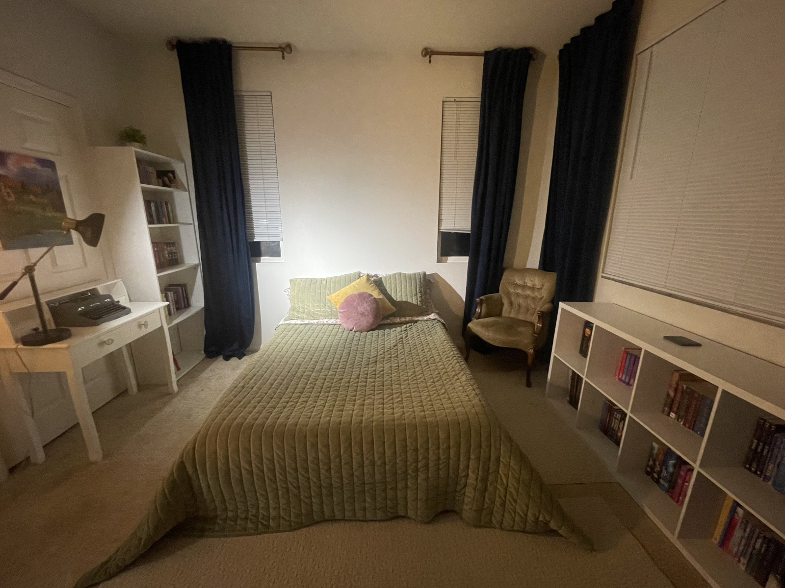 Eine Nachtaufnahme dieses Zimmers, damit Sie vergleichen können. Auf der linken Seite befindet sich ...