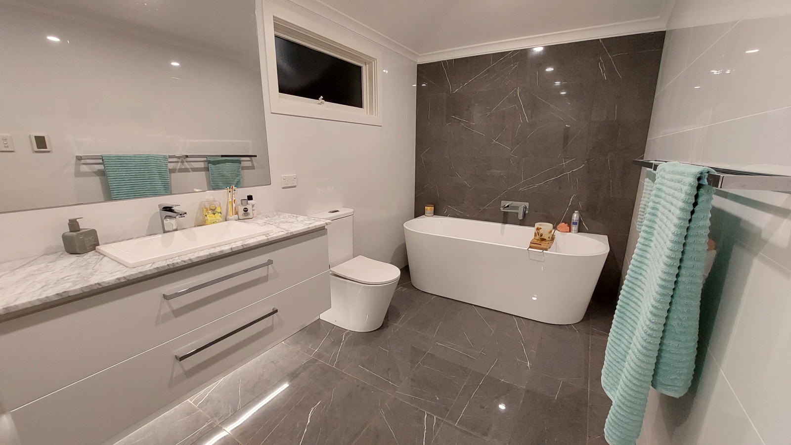 Family bathroom (upstairs)