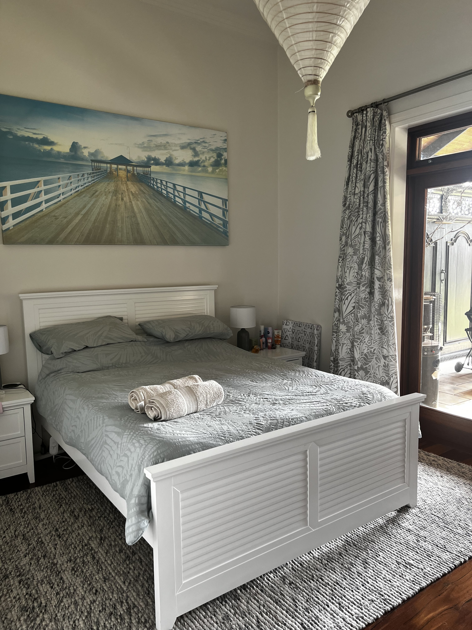 Chambre d’amis 2 - portes doubles donnant sur l’espace en plein air.  Grand lit Queen