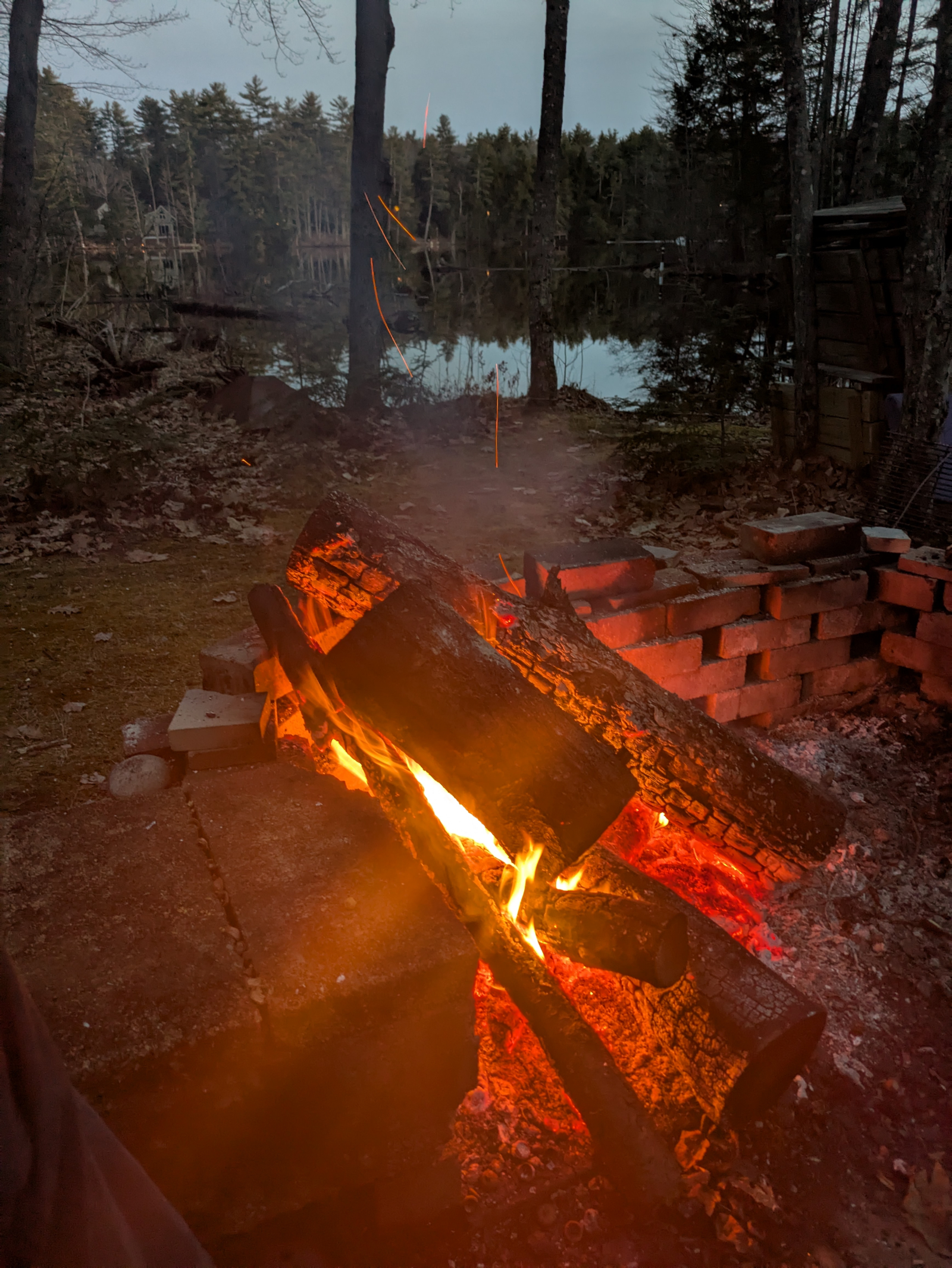 Il falò si trova a pochi passi dal lago.