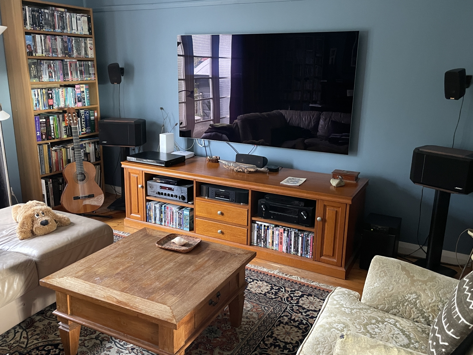 Der "Salon" – Heimkino mit 4K-TV, 4K Blu-ray, 5.1 Surround Sound und CD-Stereoanlage.
