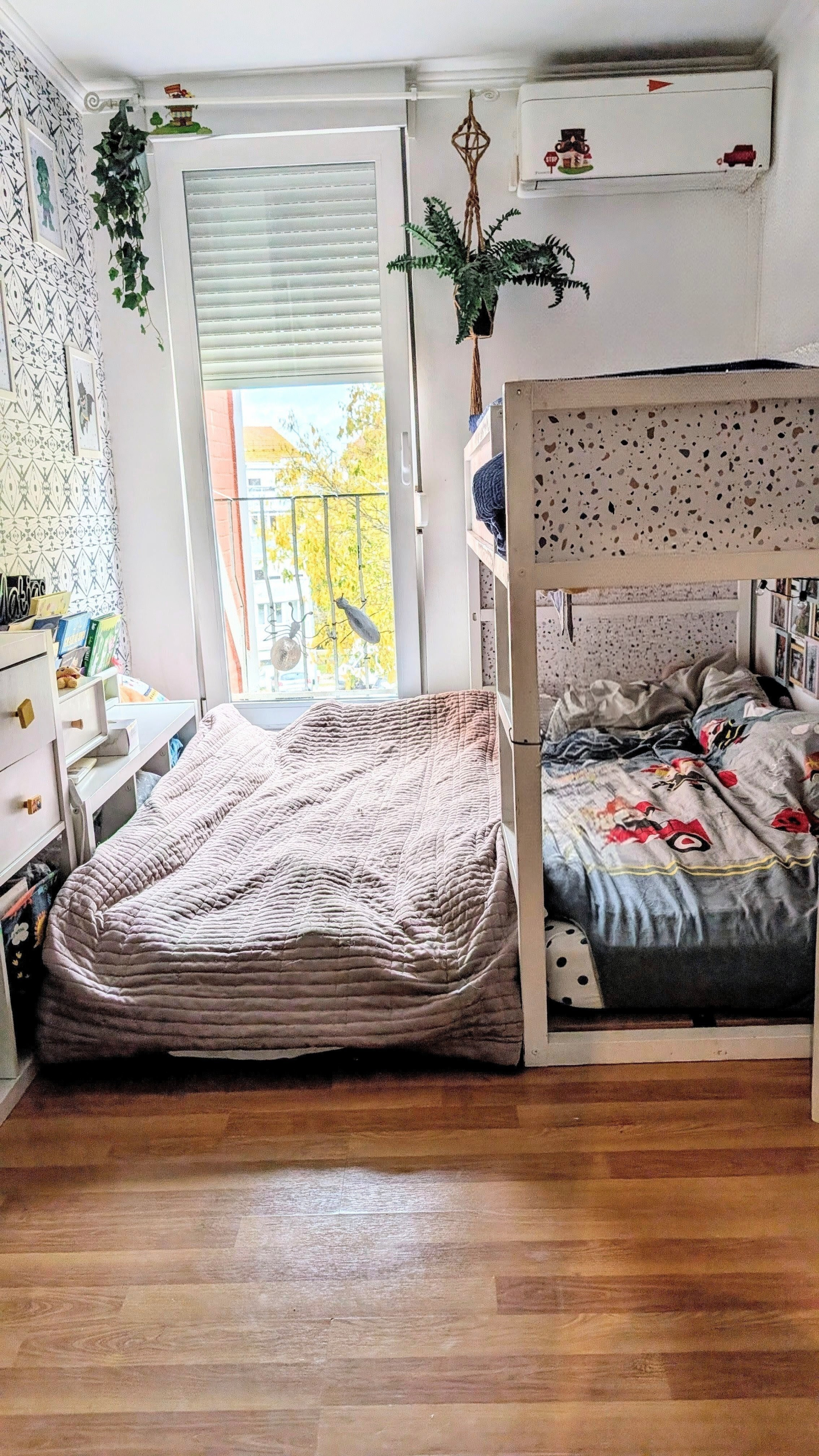 Duas camas no chão no segundo quarto, cada uma com tamanho de 90 x 200 cm