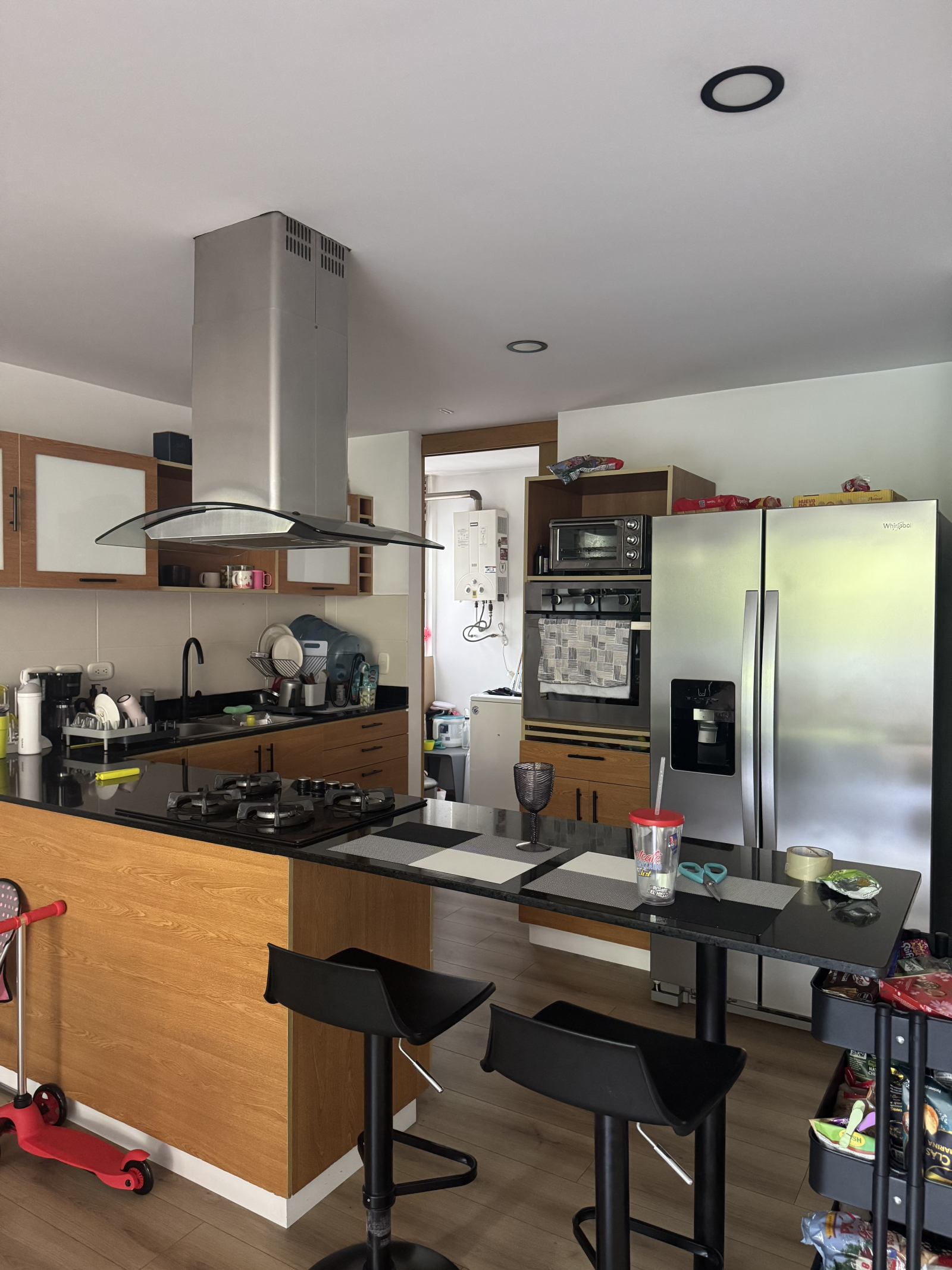 Beautiful and quiet apartment in Medellin. No noise, easy access to public and modern transport.