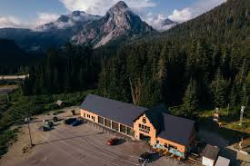 Vue d’ensemble du bâtiment Pass Life contenant Laconia Market, un magasin de vélos et un studio de y ...