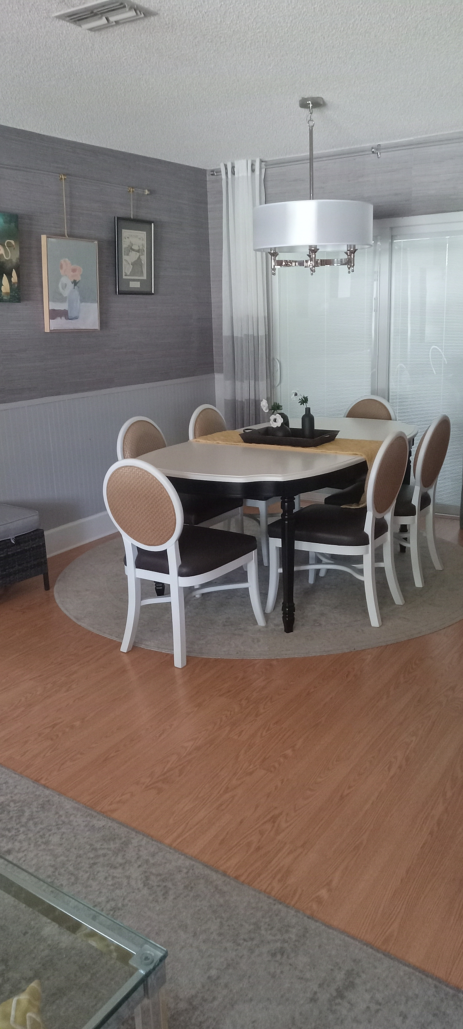 De eetkamer grenst aan de woonkamer en keuken. Een glazen schuifdeur leidt naar de achterporch.