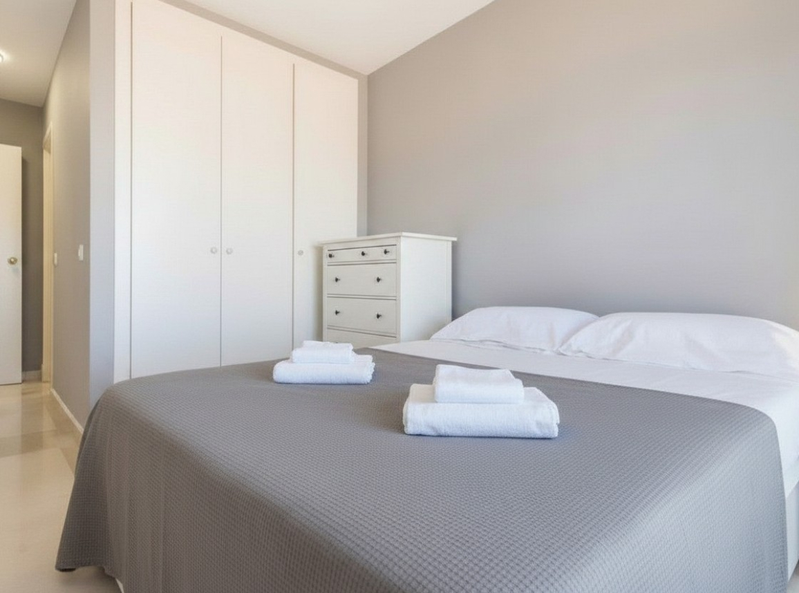 Zongekust strandgeluk in Spanje. Oase met 2 slaapkamers en privétuin, zwembad en eindeloze kustcharme.