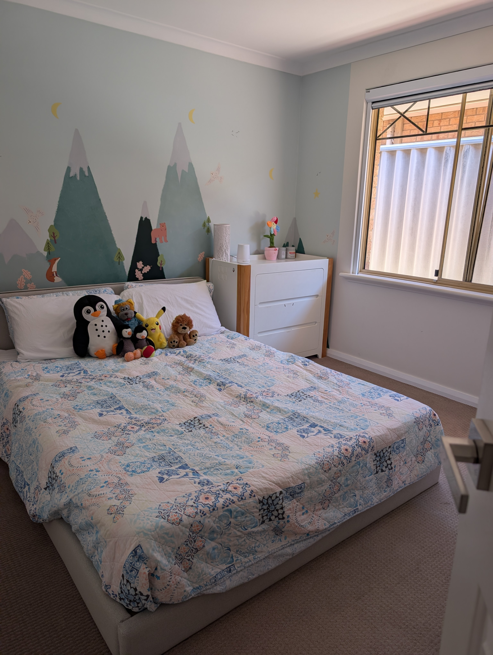 Dormitorio menor con cama queen