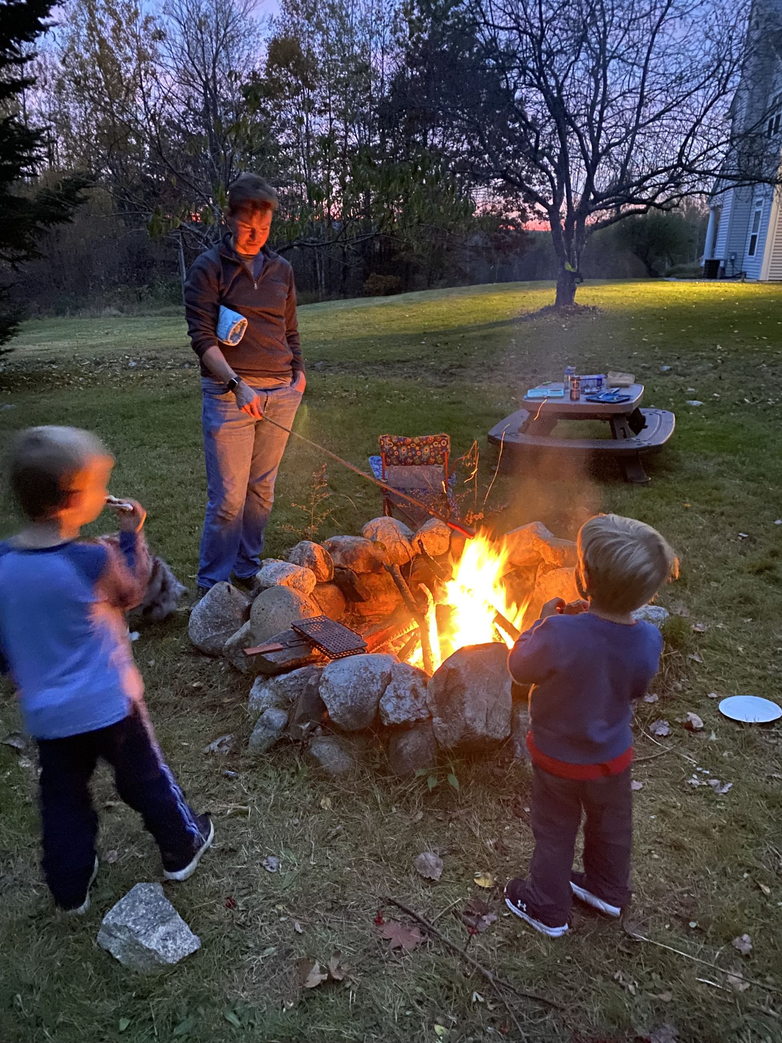 Smore's de fogueira de quintal em outubro!