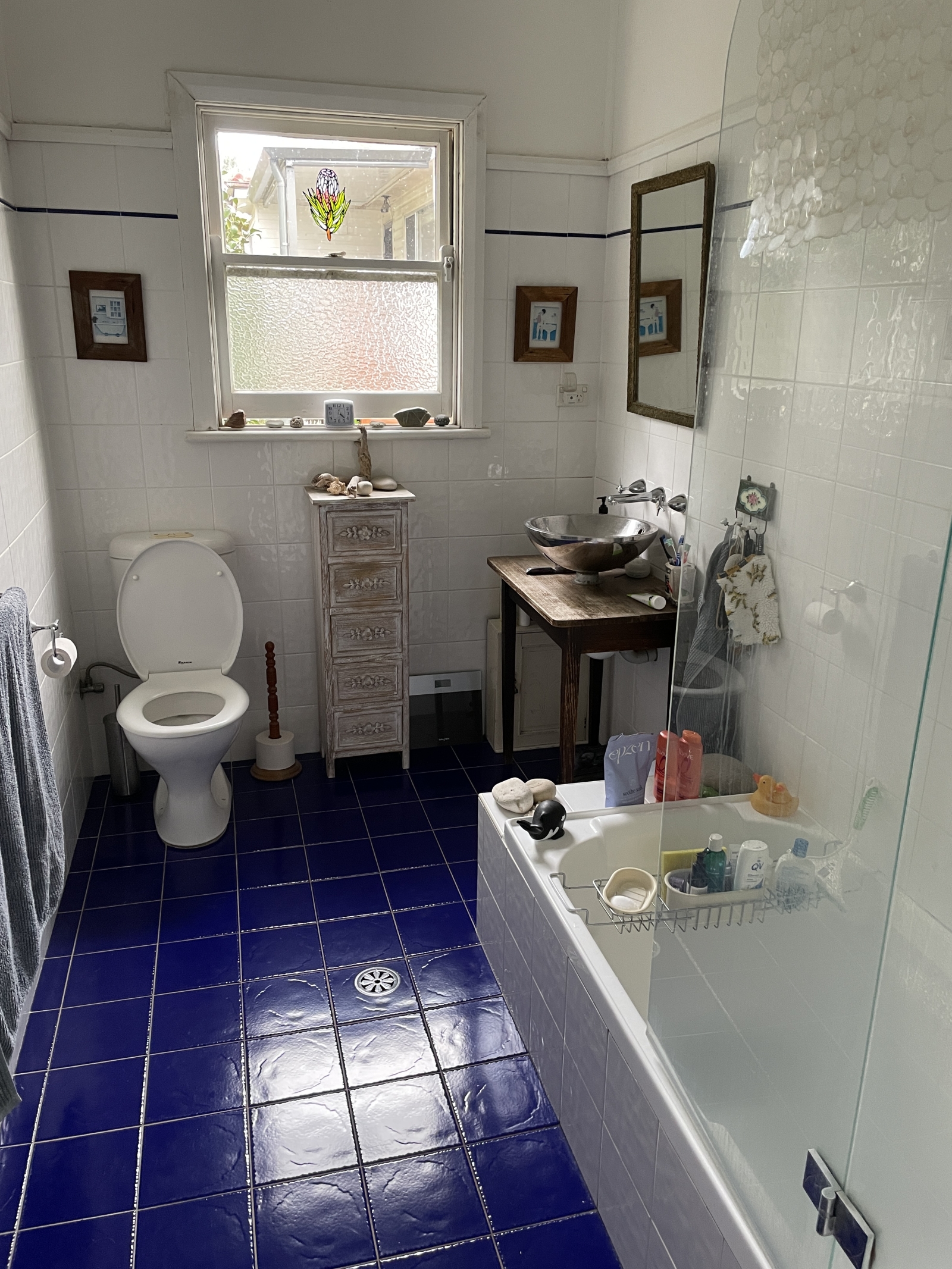 Das Badezimmer dient dem ersten und zweiten Schlafzimmer.