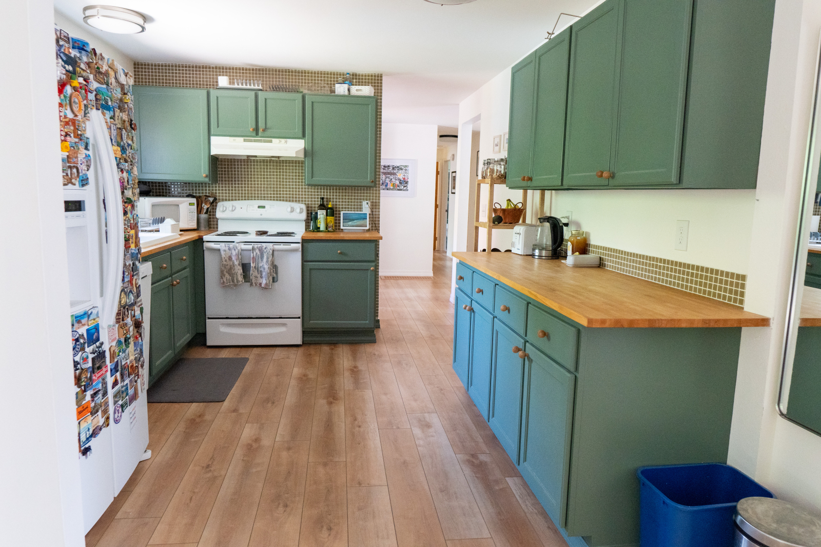 Keuken die naar een ander deel van het huis leidt met slaapkamers