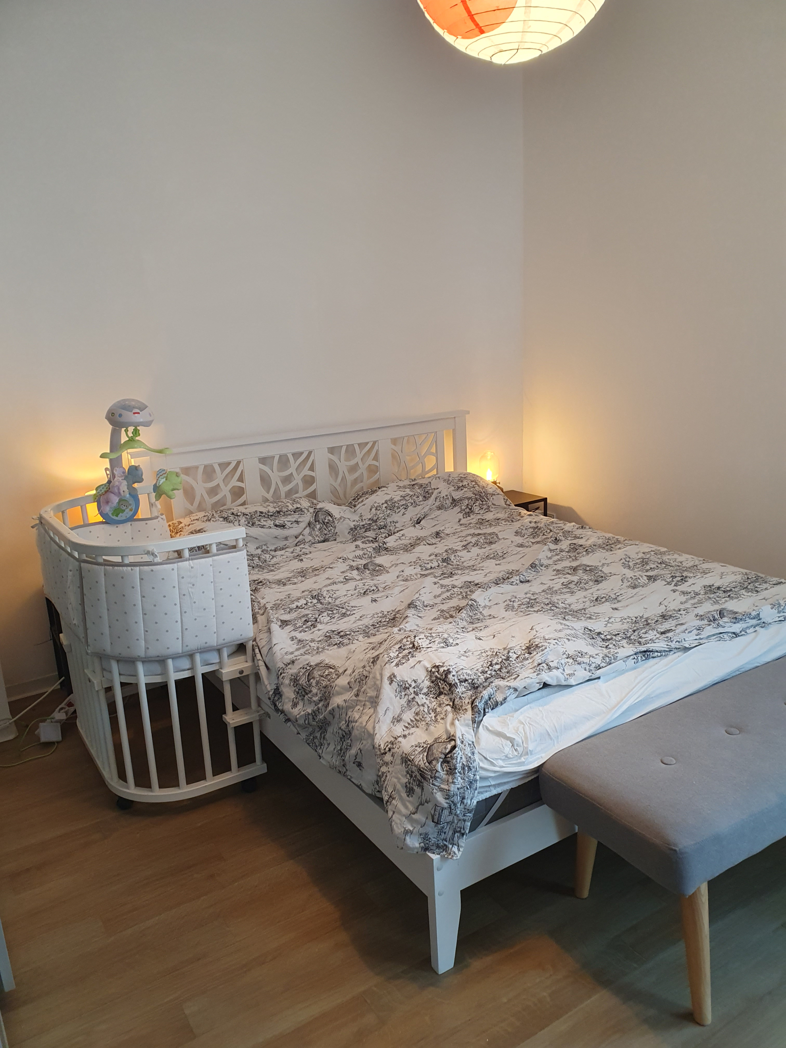 Un appartement spacieux et verdoyant est proche du parc et de la vie urbaine