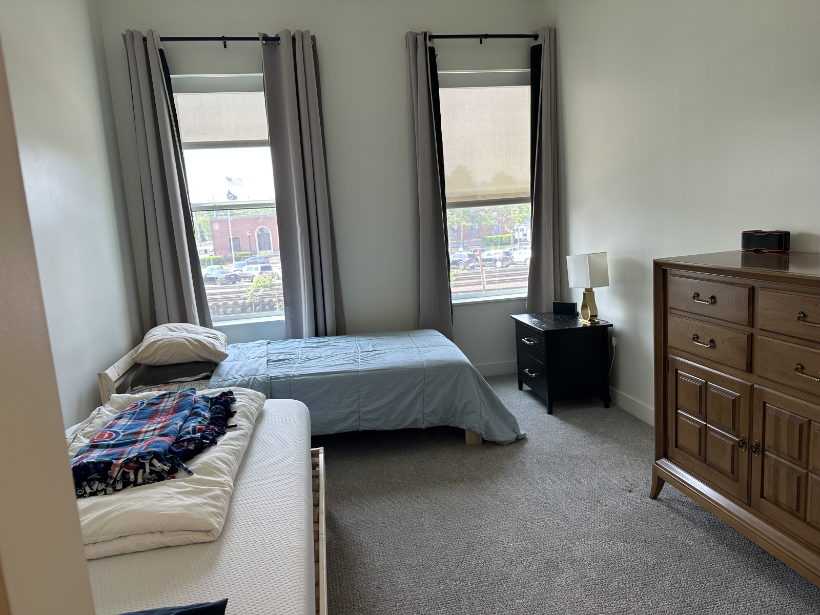 Camera da letto 1 con 2 letti singoli e bagno privato con doppio lavabo