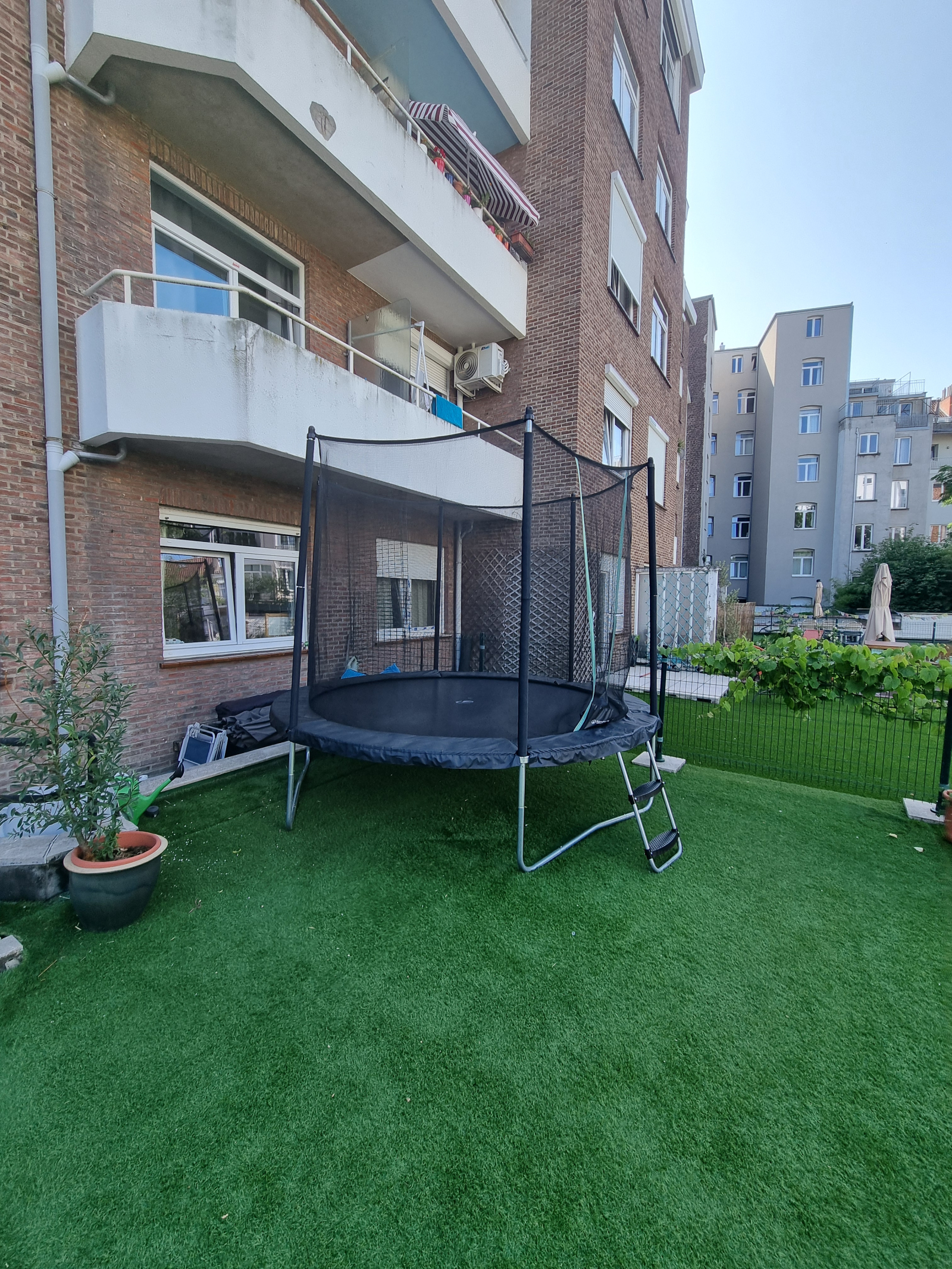 Cama elástica grande con un límite de peso de 100 kg.