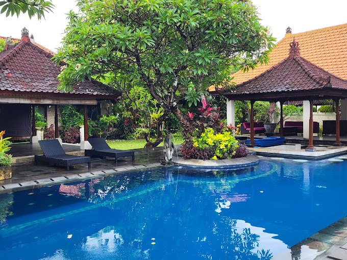 Piscina Taman Agung.  Temperatura adorável, mesmo para um mergulho matinal.