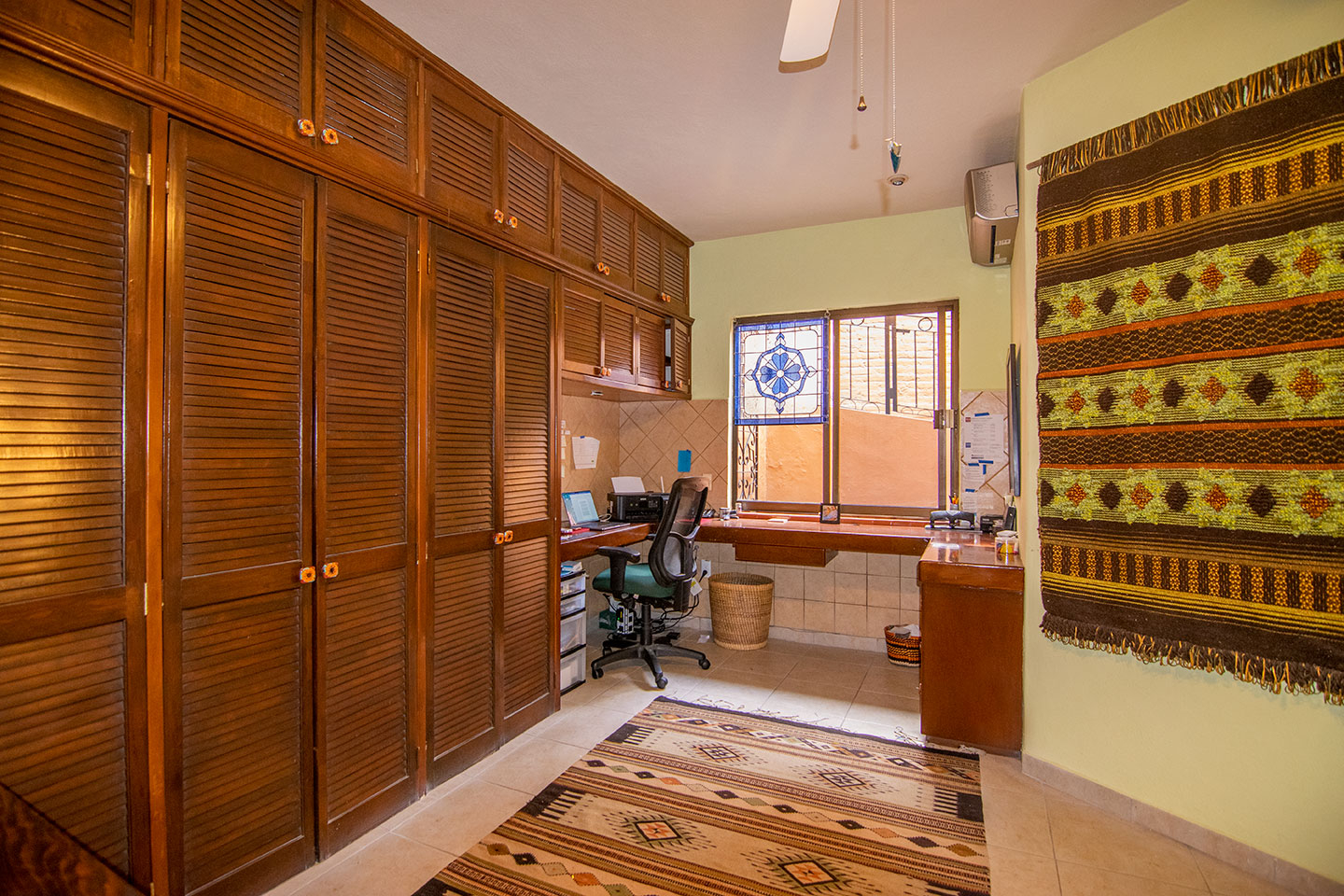 Escritório com internet de alta velocidade, impressora de tinta colorida e telefone para chamadas em ...