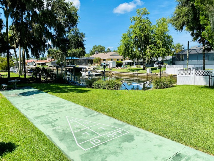 Le jardin arrière est TELLEMENT AMUSANT et clôturé pour que vous vous sentez en sécurité avec les an ...