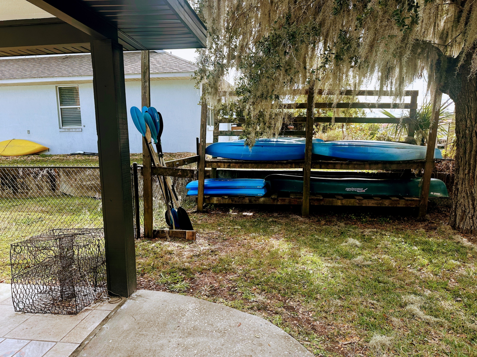 Il y a 4 kayaks pour adultes, 2 kayaks pour jeunes et un canoë. N’hésitez pas à utiliser les pièges ...