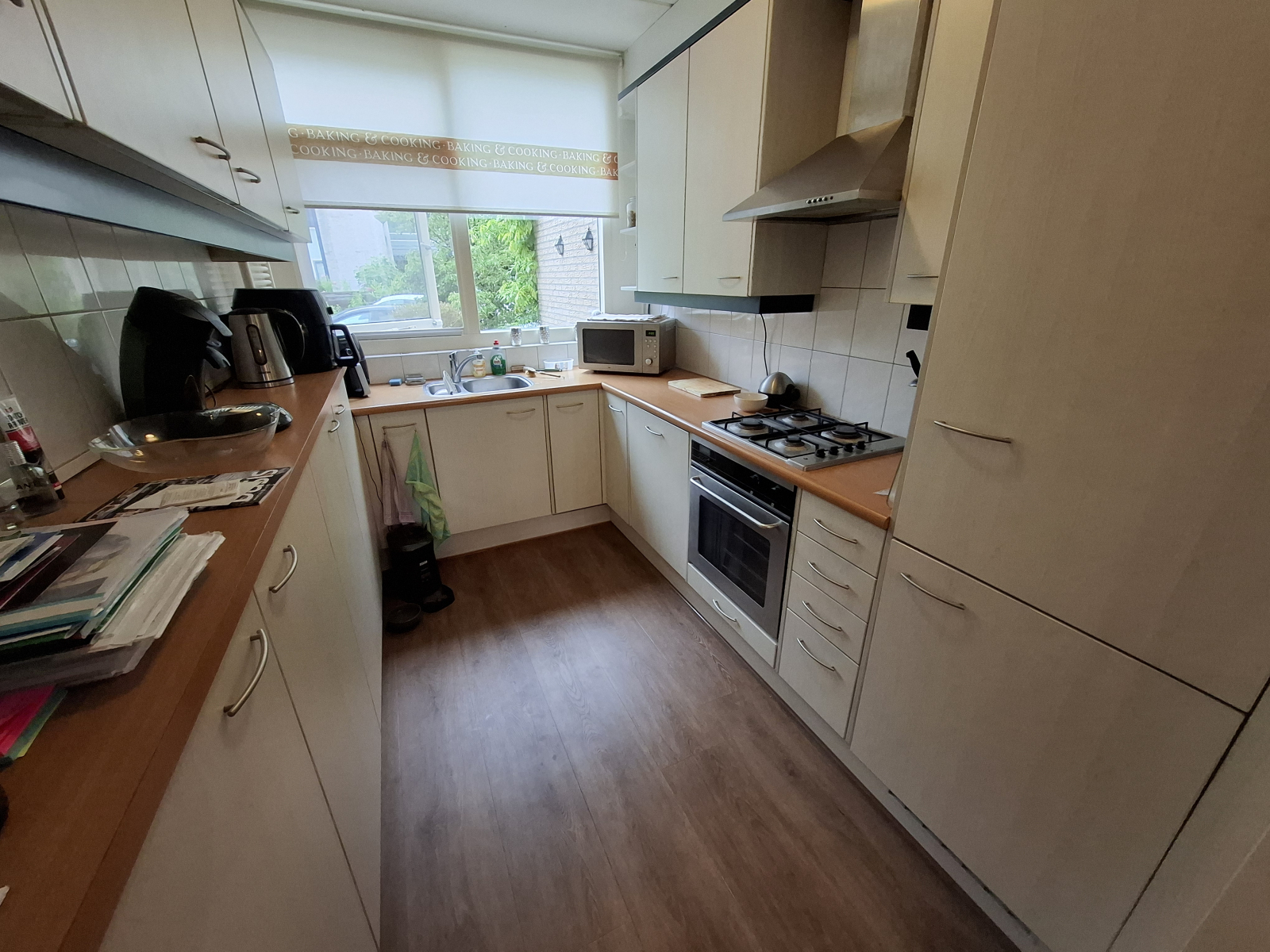 Cucina moderna con tutto ciò di cui una normale famiglia ha bisogno. Microonde, forno, friggitrici a ...