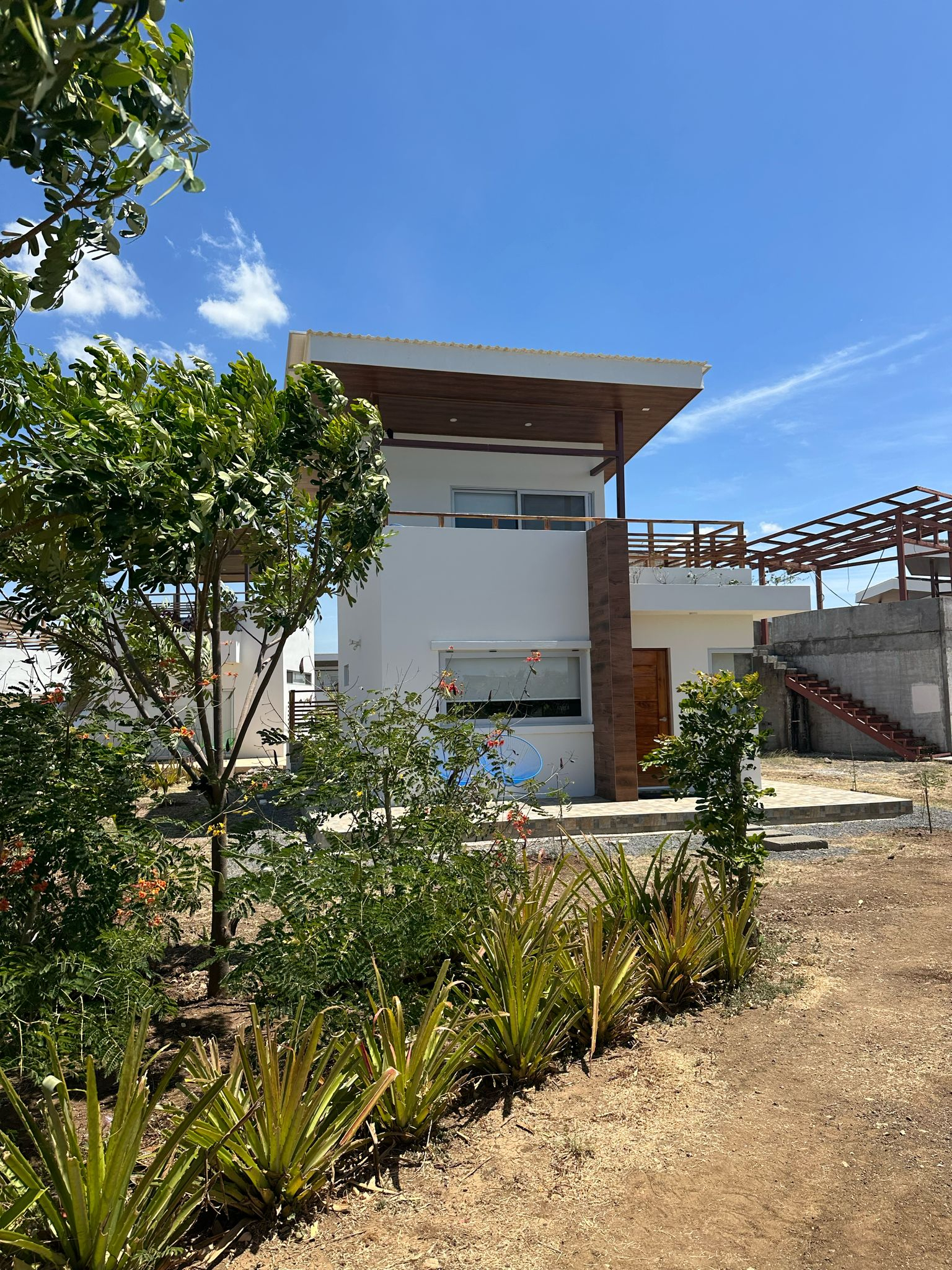 Vista al jardín de una pequeña casa