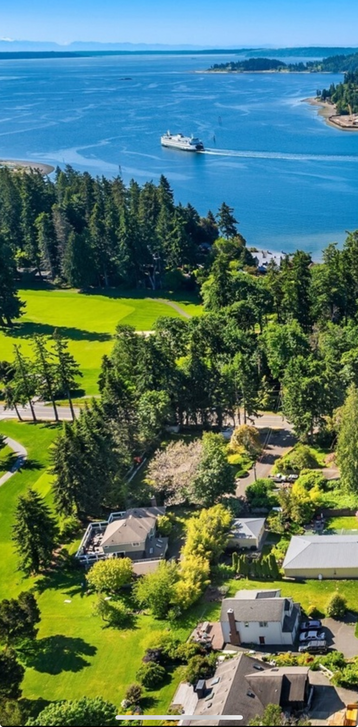 Nossa casa com o enorme deck fica a uma curta caminhada do terminal de balsas.