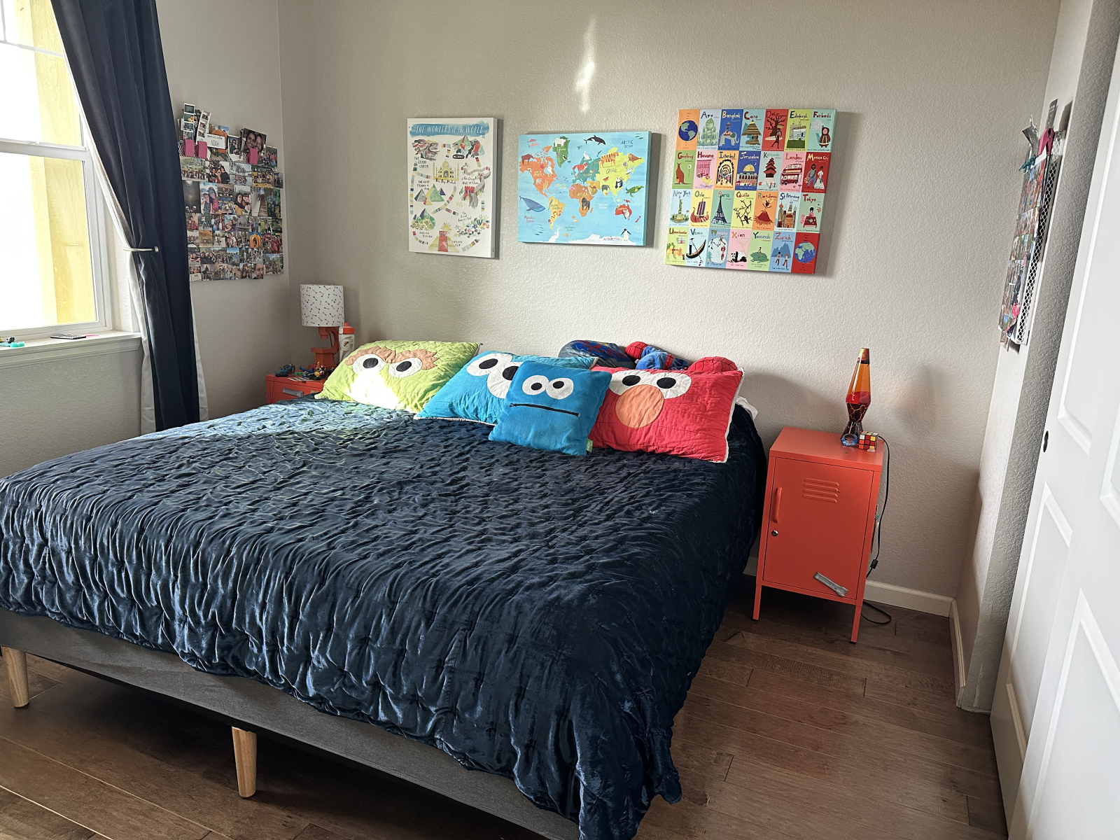 Schlafzimmer im Obergeschoss mit einem Kingsize-Bett (nach Genehmigung)