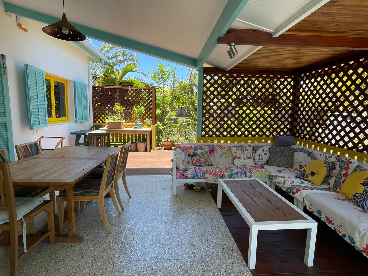 A beautiful house with a sun-colored pool for a family of 6.