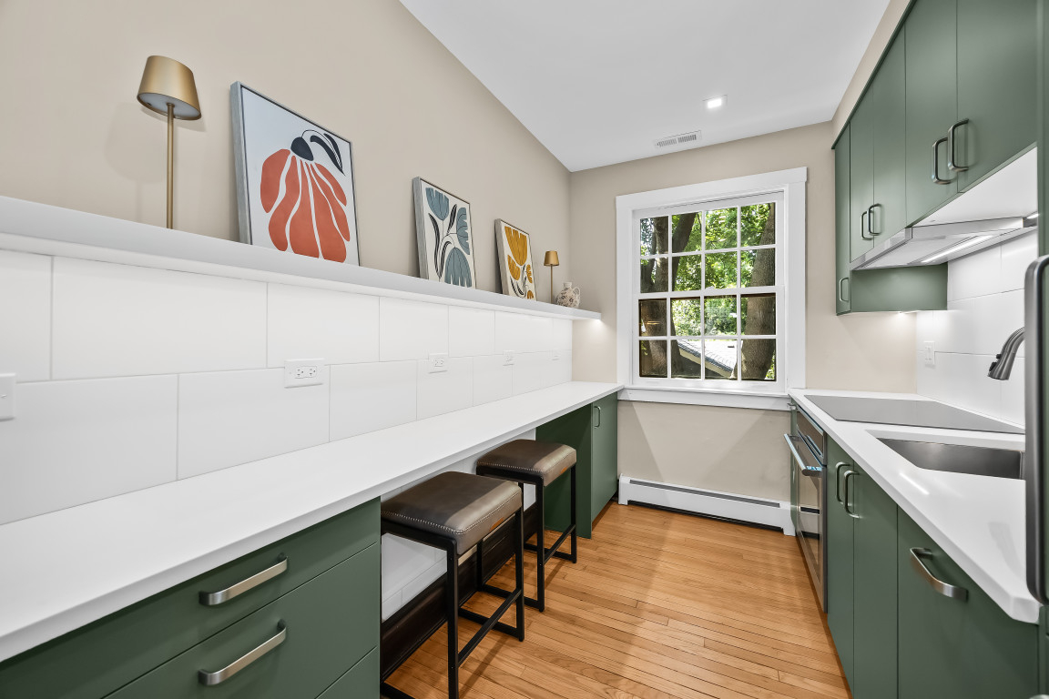 Charming coach house in college town minutes from Chicago
