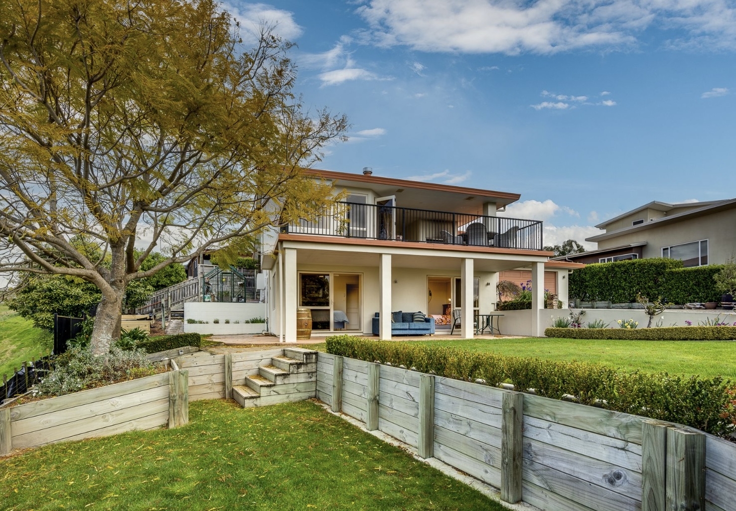 Private, sunny hillside home in  Hawkes Bay wine country