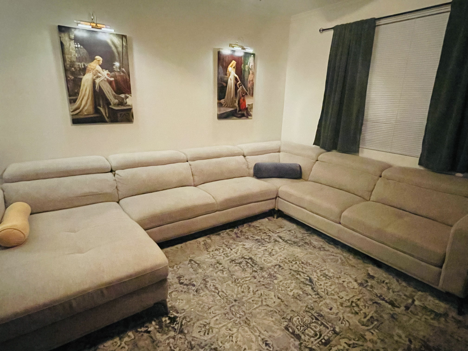 Wohnzimmersofa mit Museumsbeleuchtung über Gemälden