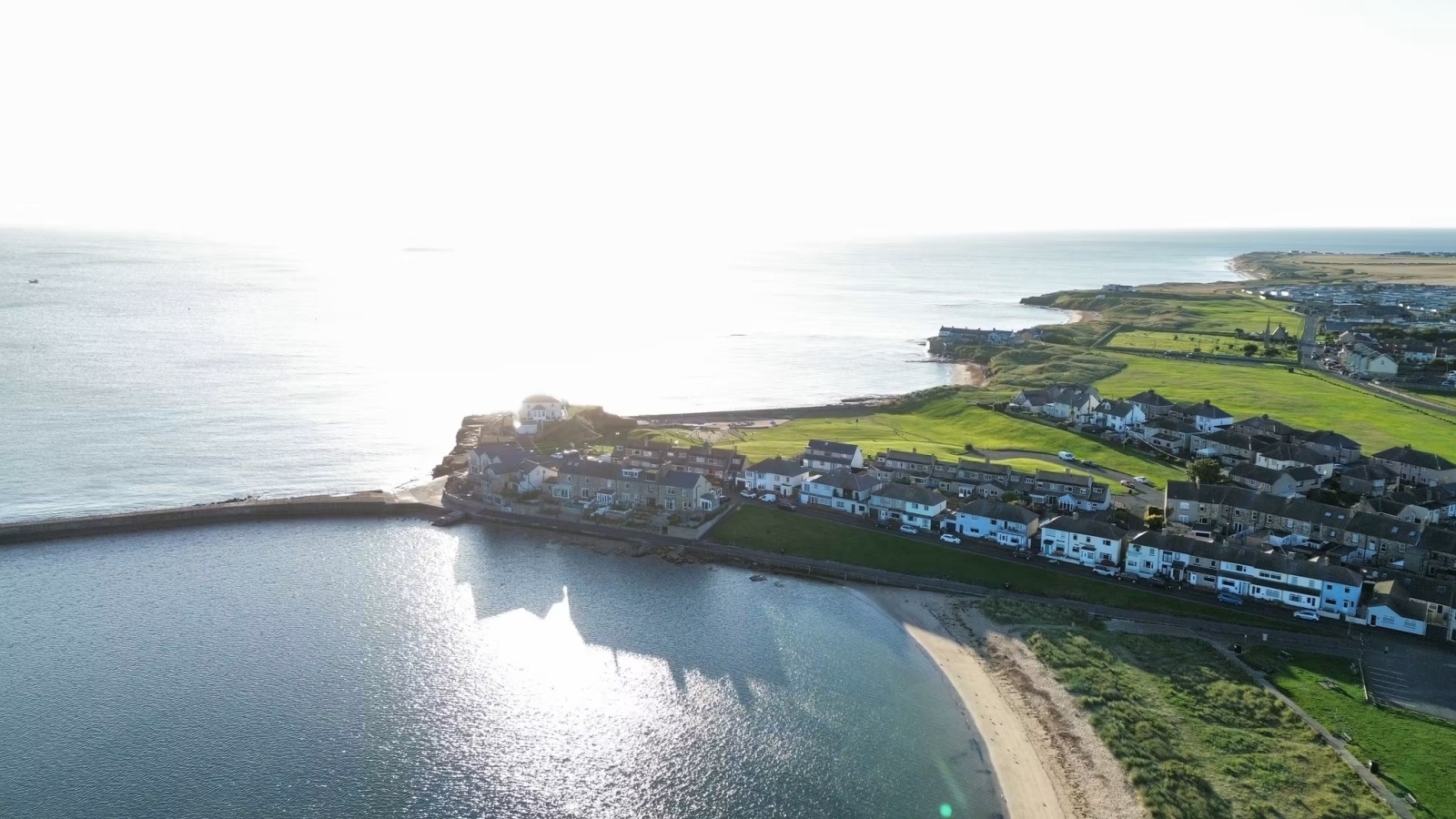 The house is located in the V of the streets here. So close to beaches, breakwater/piers and open spaces.