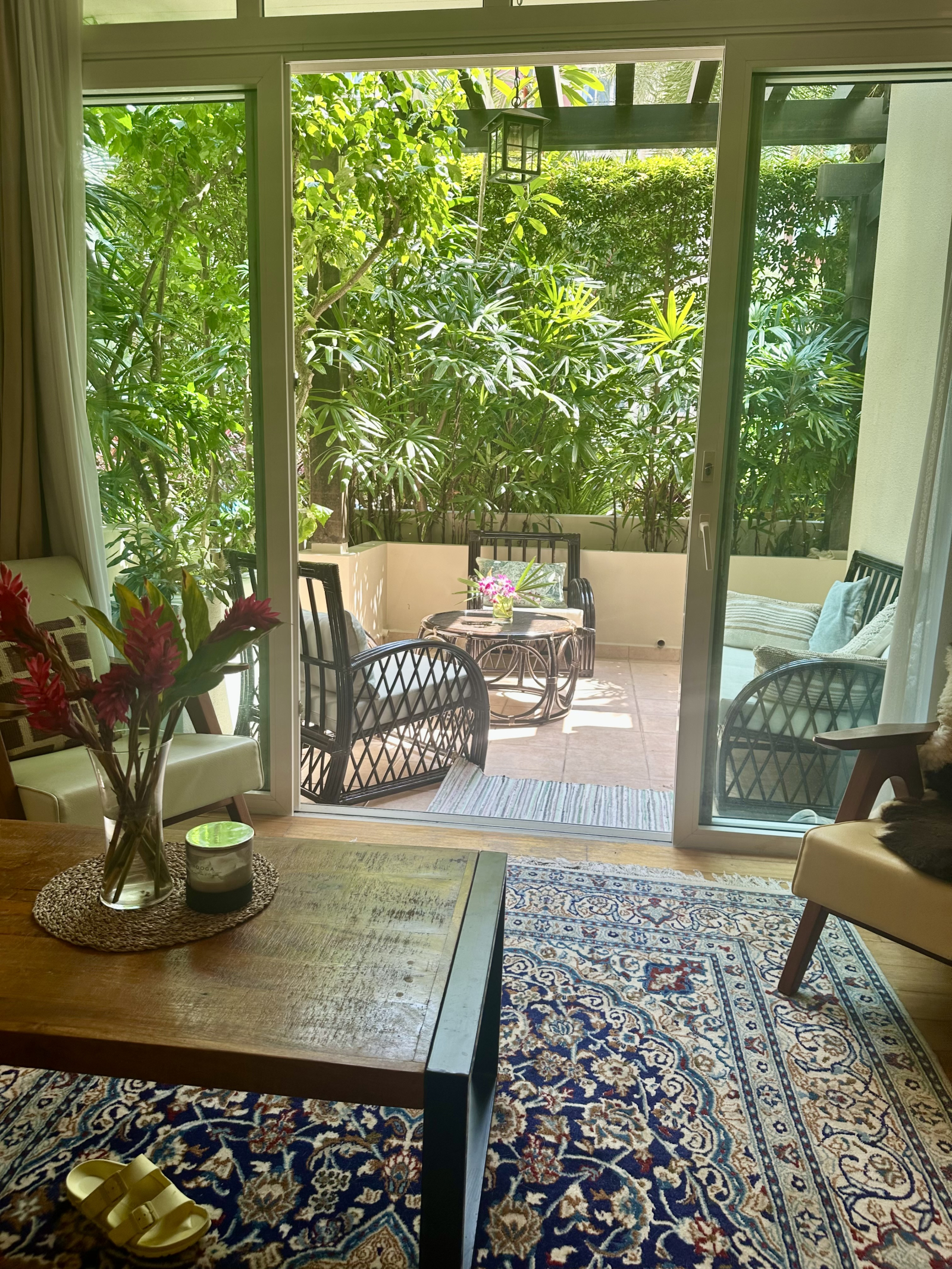 Área de estar que se abre para o pátio