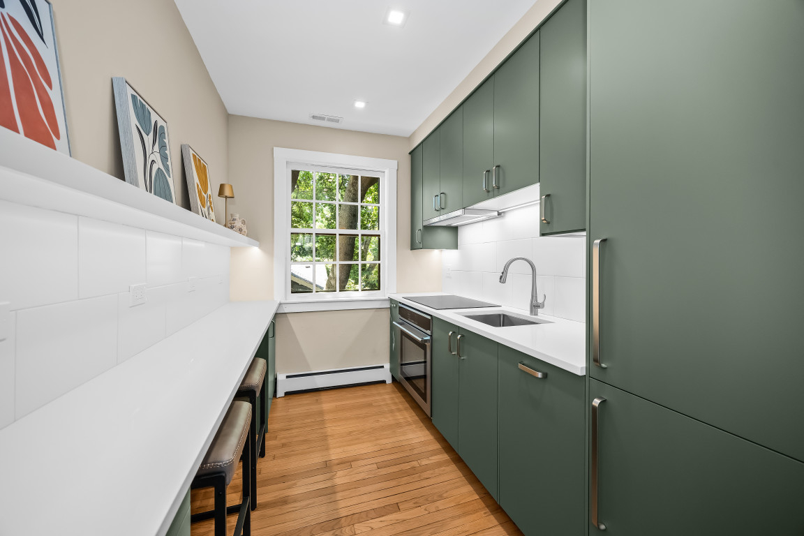 Charming coach house in college town minutes from Chicago