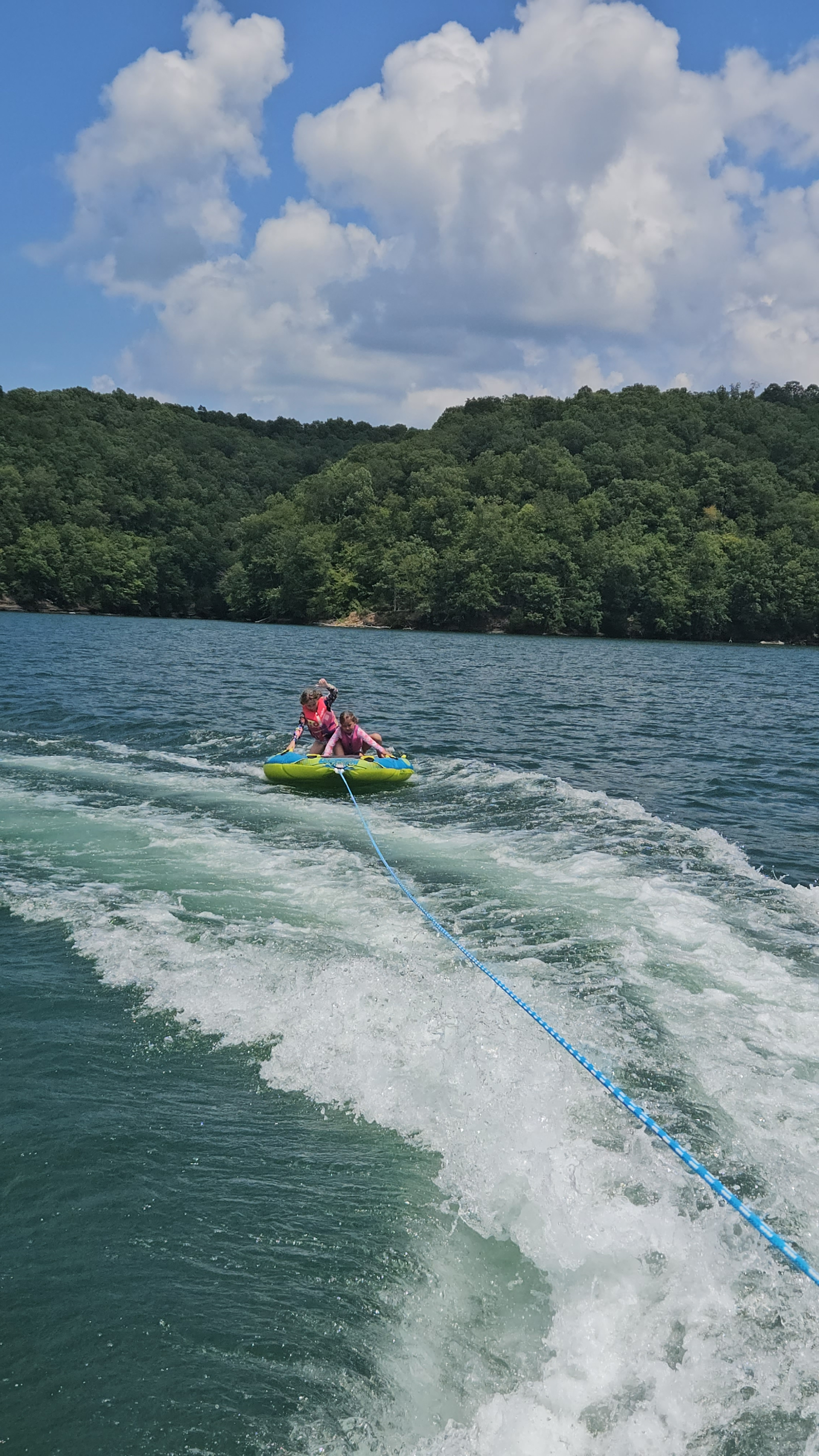 Le lac Dale Hollow est à environ une heure de route. Camping, parcs d’État, location d’un ponton et ...