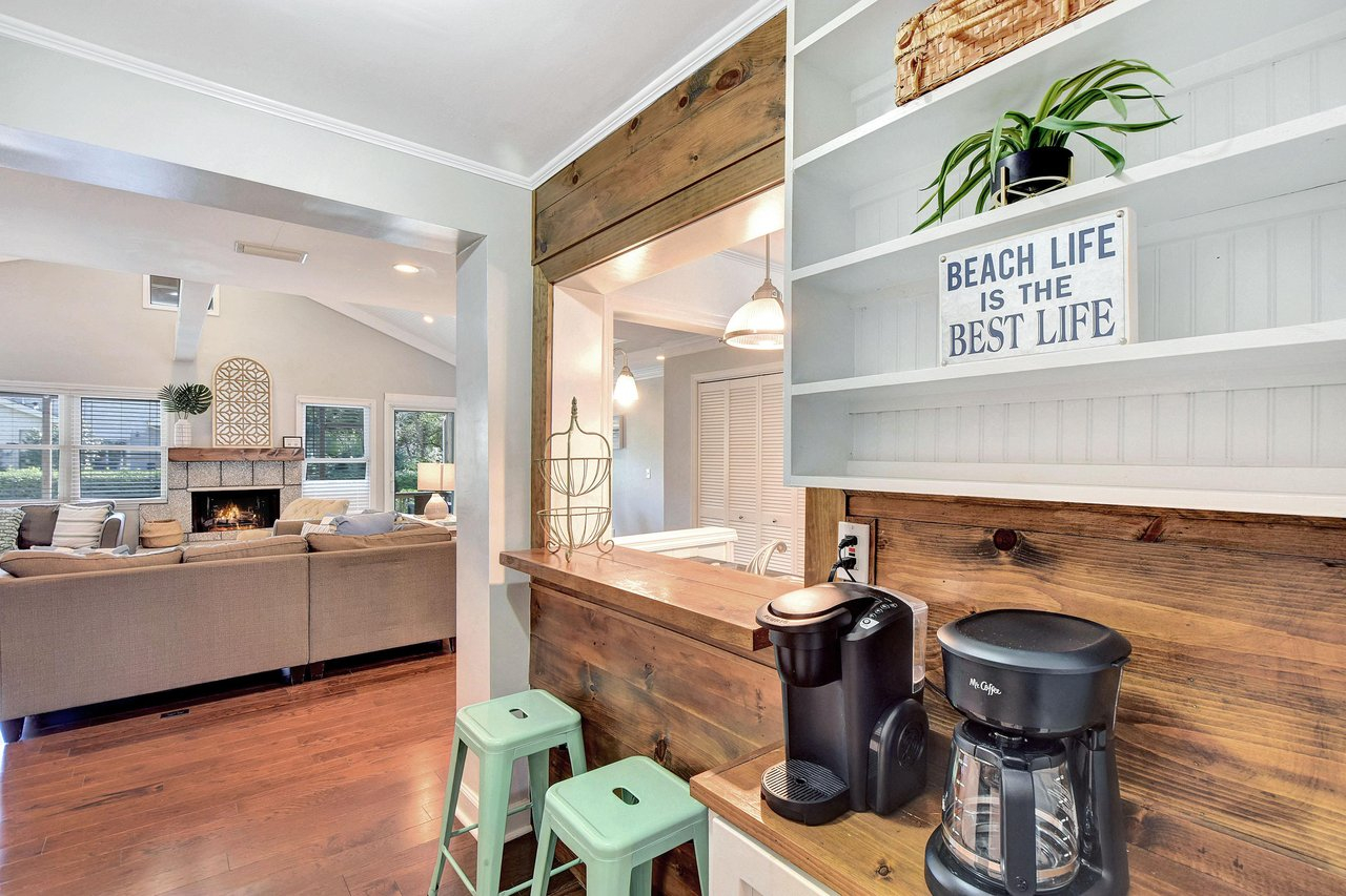 Een klein bargedeelte tussen keuken en familiekamer.