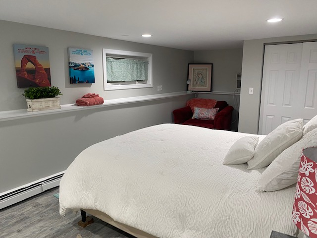 Bedroom w/queen matress/large closet