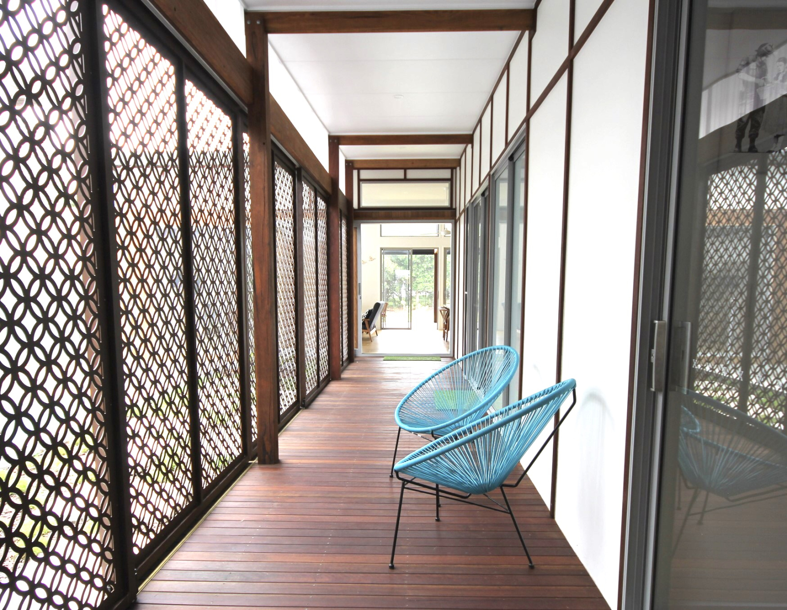 Central breezeway, with lockable large sliding doors.