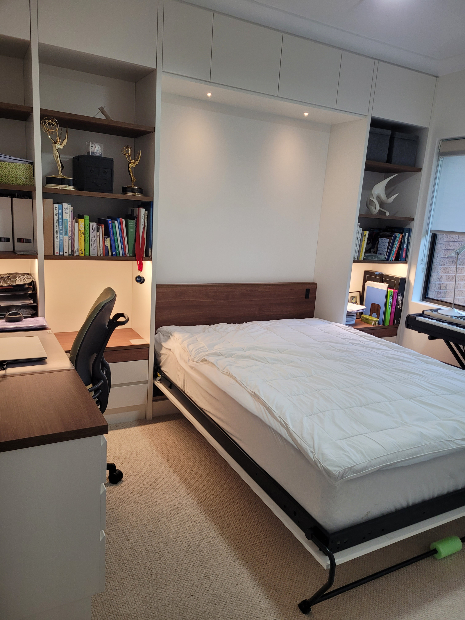 Segundo dormitorio con cama de pared bajada para dormir.