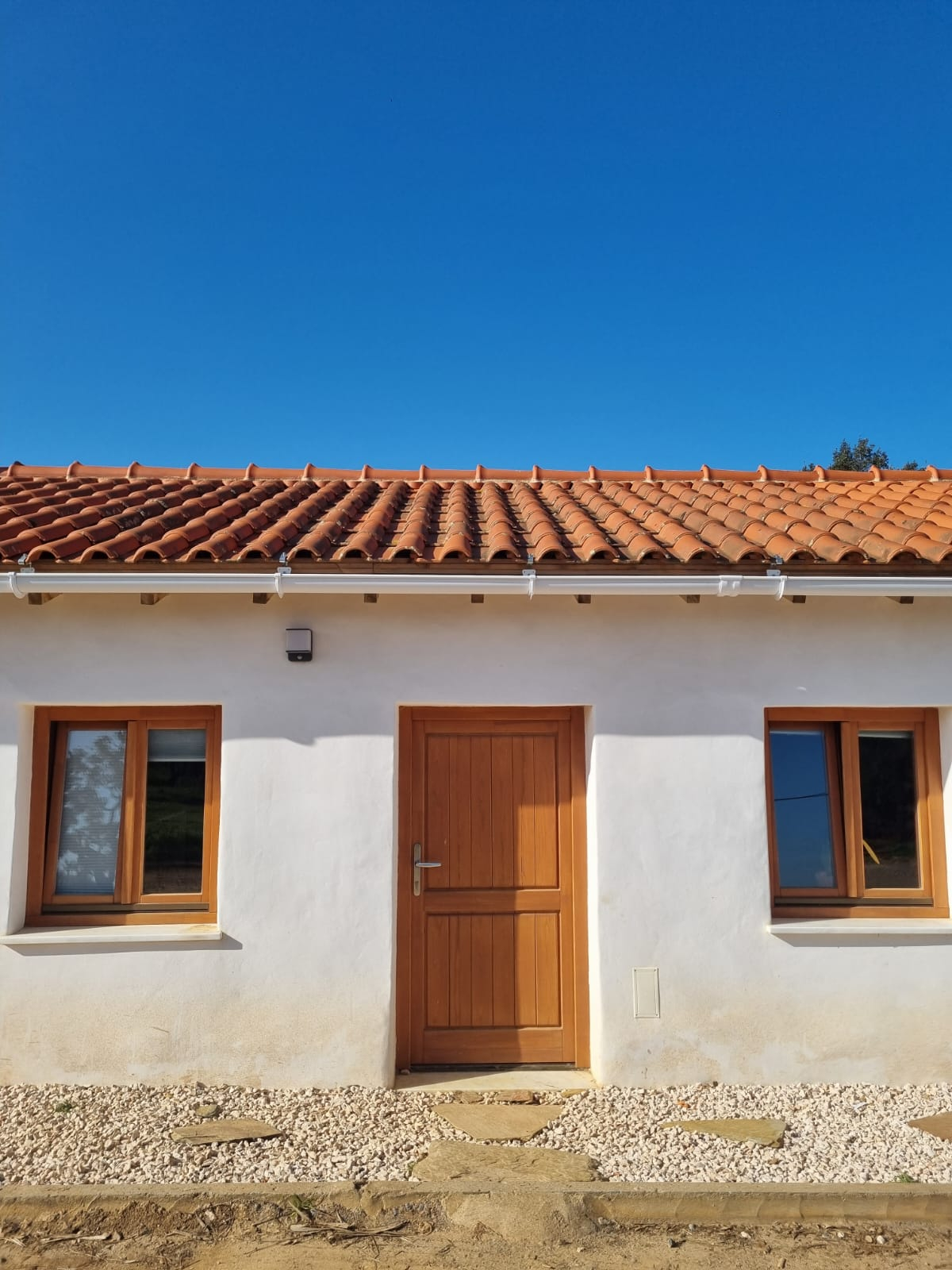 L’entrée de notre merveilleuse maison. Bientôt, elle prend une bande ocre-jaune, ce qui est déjà suggéré.