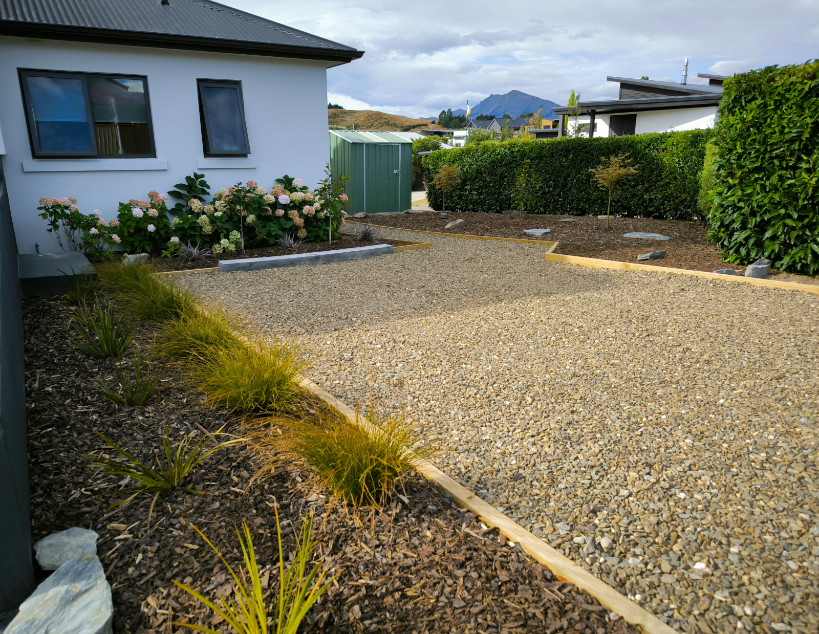 Parkplätze abseits der Straße.  Weg zum Studioeingang.