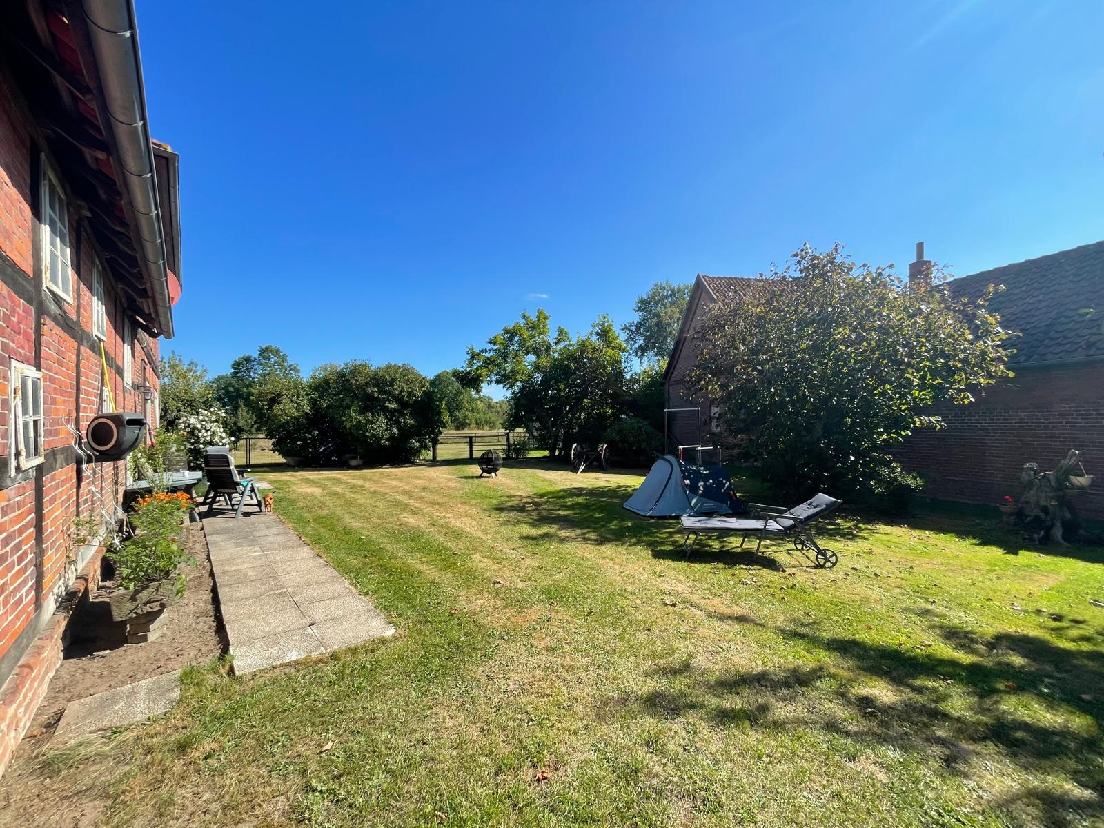 Haupteingang über den Garten