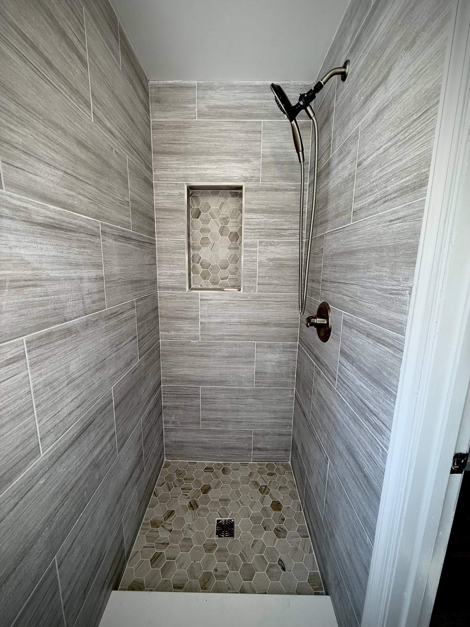 O pequeno apartamento atrás da casa - cabine de chuveiro.
