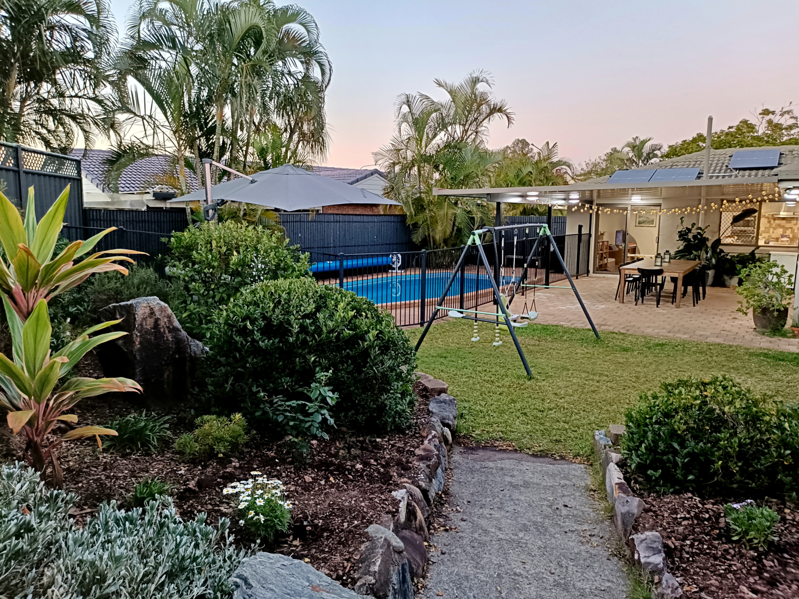 Giardino sul retro paesaggistico che guarda indietro verso la casa