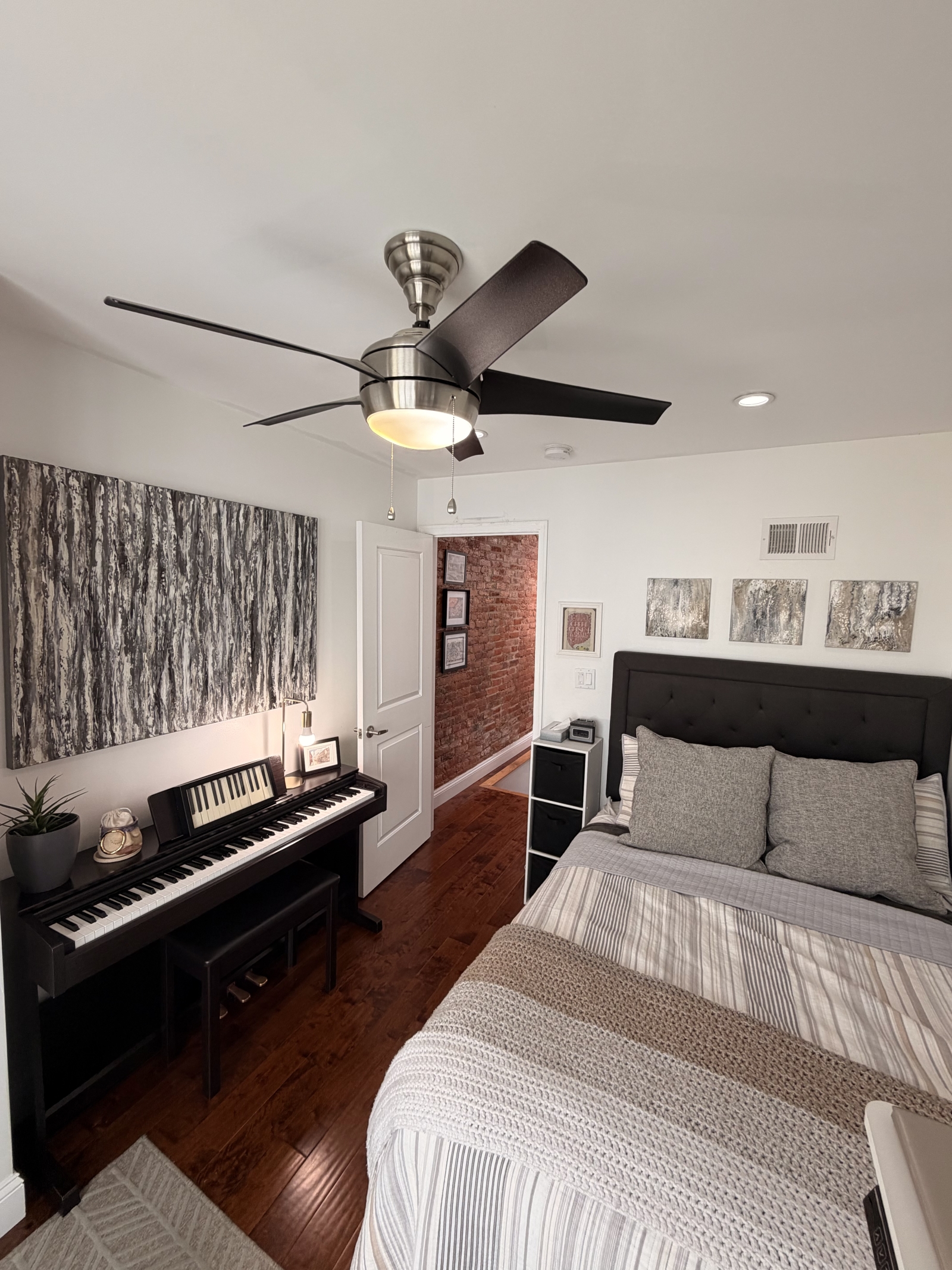 Stylish Private Room in  South Philadelphia Rowhome