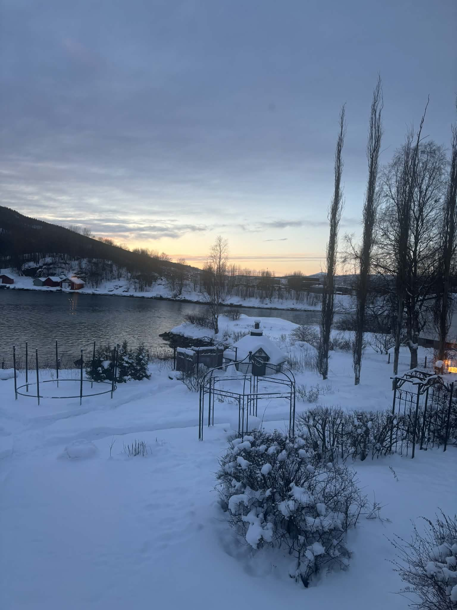 Casa de família norueguesa tranquila perto da natureza, no norte da Noruega.