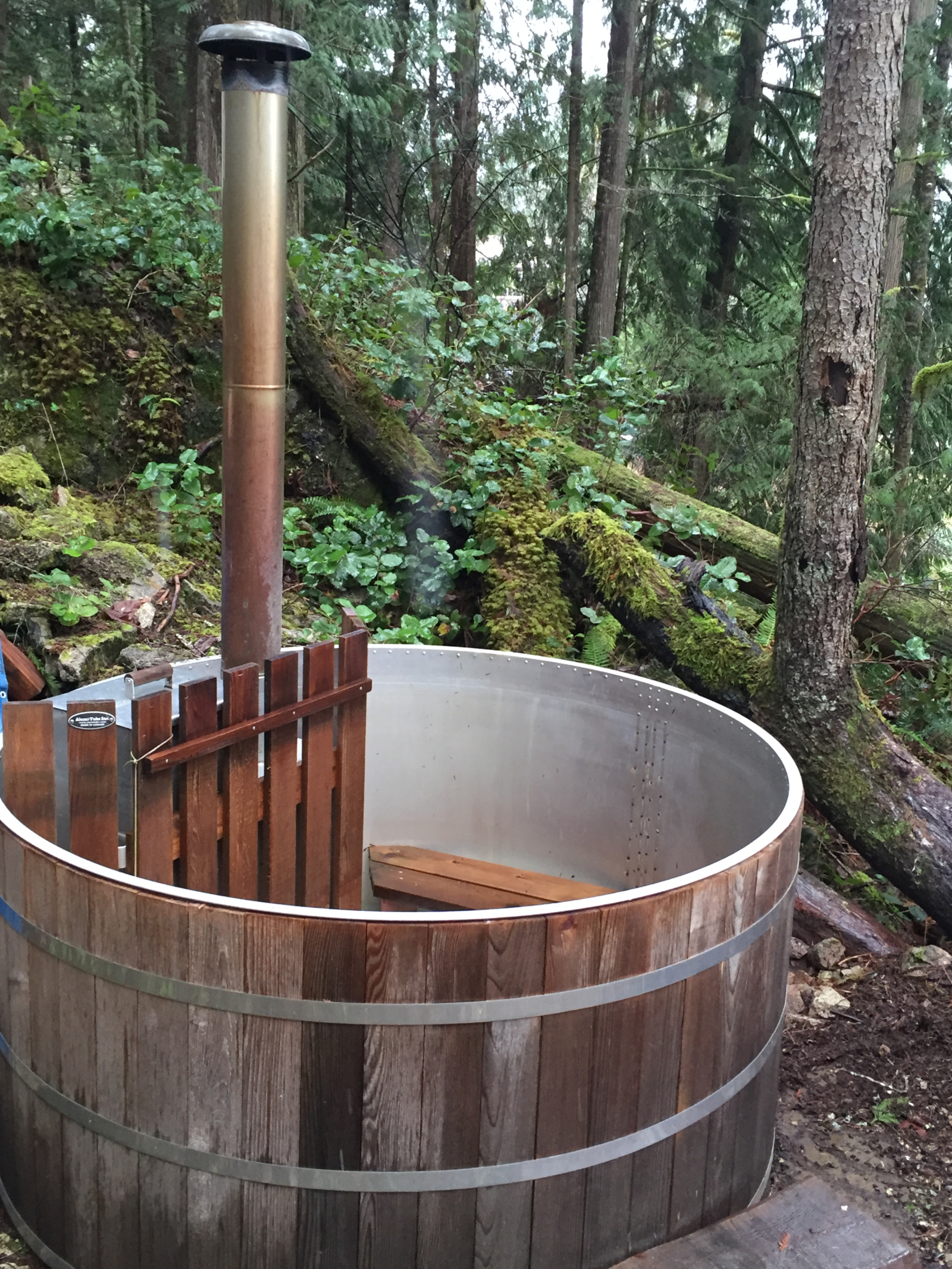 Holzfeuer-Badewanne unter den Bäumen