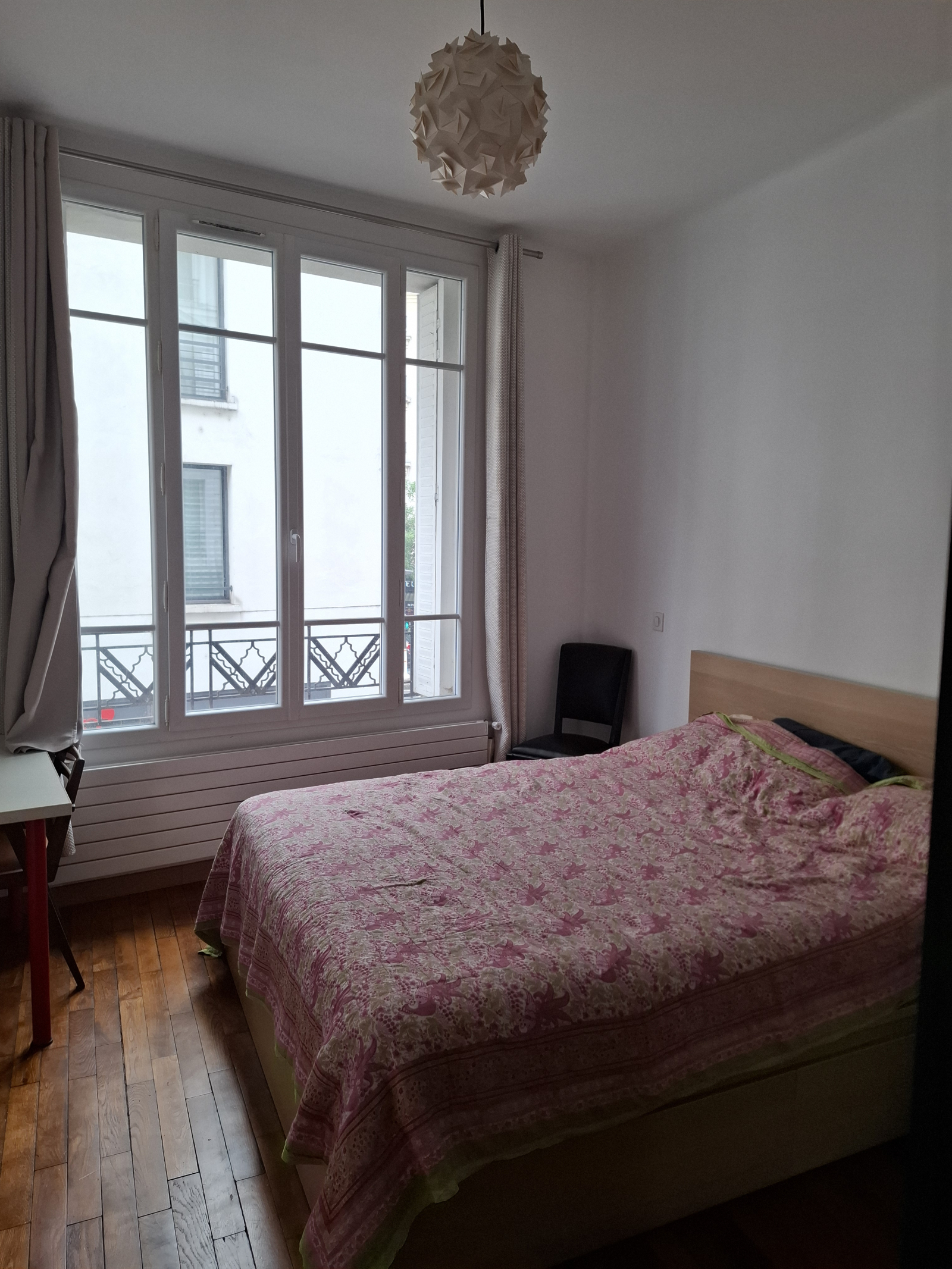 Camera da letto principale con letto matrimoniale, pavimento in legno e cabina armadio