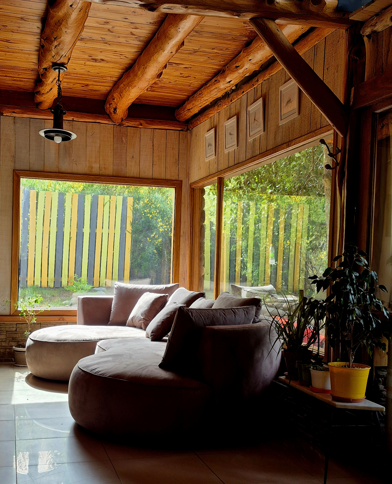 Salon spacieux avec chaises longues et magnifiques vues sur Cerro Chapelco, on peut même voir les pi ...