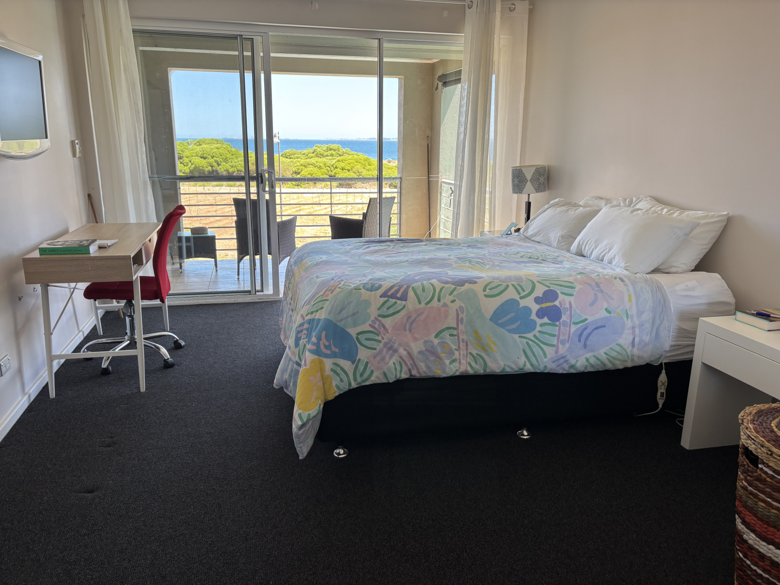 Riesiges Hauptschlafzimmer mit komplett eigenem Bad.  Fabelhafter Blick auf die Pinguininsel. Beobac ...