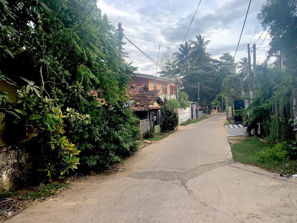 A estrada em direção à estrada de St-Anne e à praia.