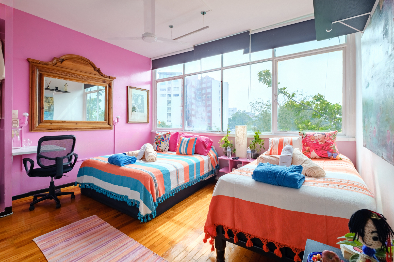 Family Room mar 3 prs travelers seeking a wholesome, safe, and shared environment, this space offers all the comfort you need in the heart of Polanquito.
Equipped with one Queen Size beds + 1 twin size bed, perfect for ensuring a restful sleep  AND SMALL SHARED BATHROOM